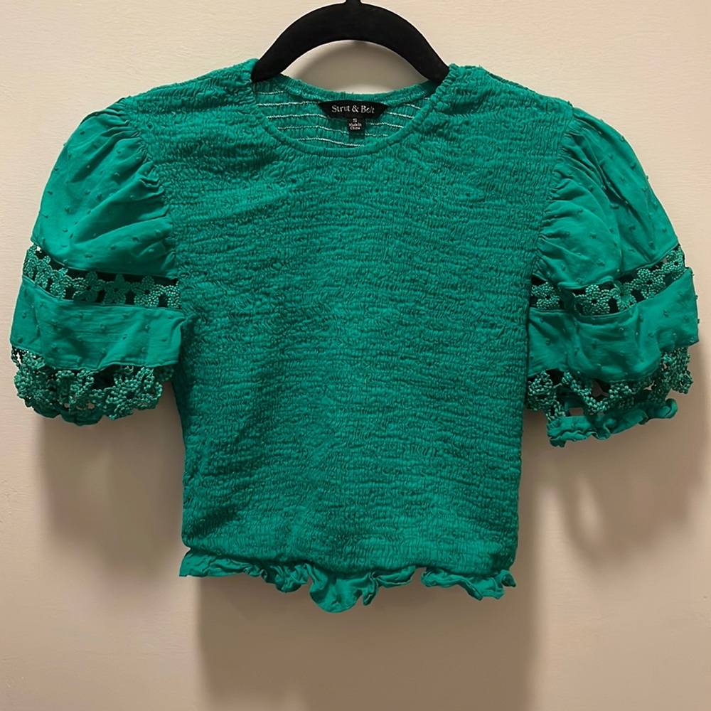Strut and Bolt fitted top with puffy sleeves, size small